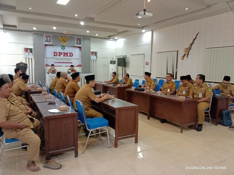 Kepala DPMD Sumenep, Drs Achmad Dzulkarnain (kanan) saat pimpin rapat koordinasi Pilkades Serentak 2027