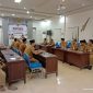 Kepala DPMD Sumenep, Drs Achmad Dzulkarnain (kanan) saat pimpin rapat koordinasi Pilkades Serentak 2027