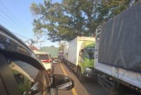 Nampak antrean kendaraan besar yang mengular