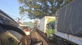 Nampak antrean kendaraan besar yang mengular