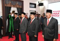 Dua dari kanan Achmad Dzulkarnain saat proses pelantikan