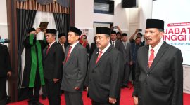 Dua dari kanan Achmad Dzulkarnain saat proses pelantikan 