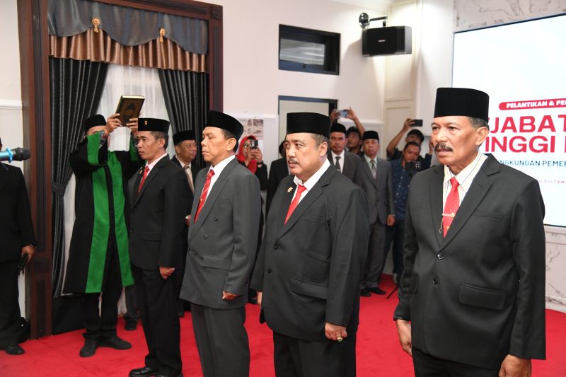 Dua dari kanan Achmad Dzulkarnain saat proses pelantikan 