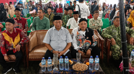 Camat Rubaru, Tabrani (kanan) bersama Kepala DKPP Sumenep Ir. Chainur Rasyid