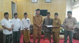 Wakil Bipati KH. Imam Hasyim saat menyehkan bantuan kepada korban kebakaran giligenting didampingi Kadinsos P3A 