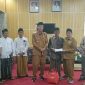 Wakil Bipati KH. Imam Hasyim saat menyehkan bantuan kepada korban kebakaran giligenting didampingi Kadinsos P3A 