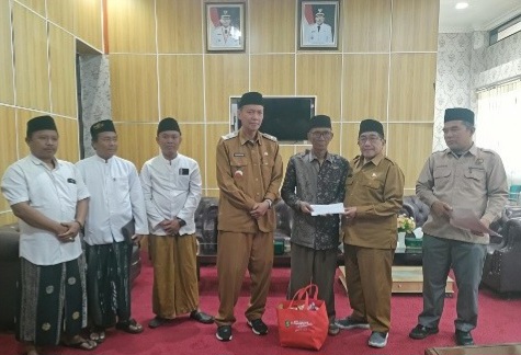 Wakil Bipati KH. Imam Hasyim saat menyehkan bantuan kepada korban kebakaran giligenting didampingi Kadinsos P3A 