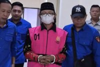 Kades Imrah saat digelandang petugas Kejari Sumenep (dokumen)