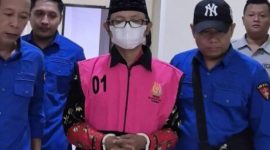 Kades Imrah saat digelandang petugas Kejari Sumenep (dokumen)