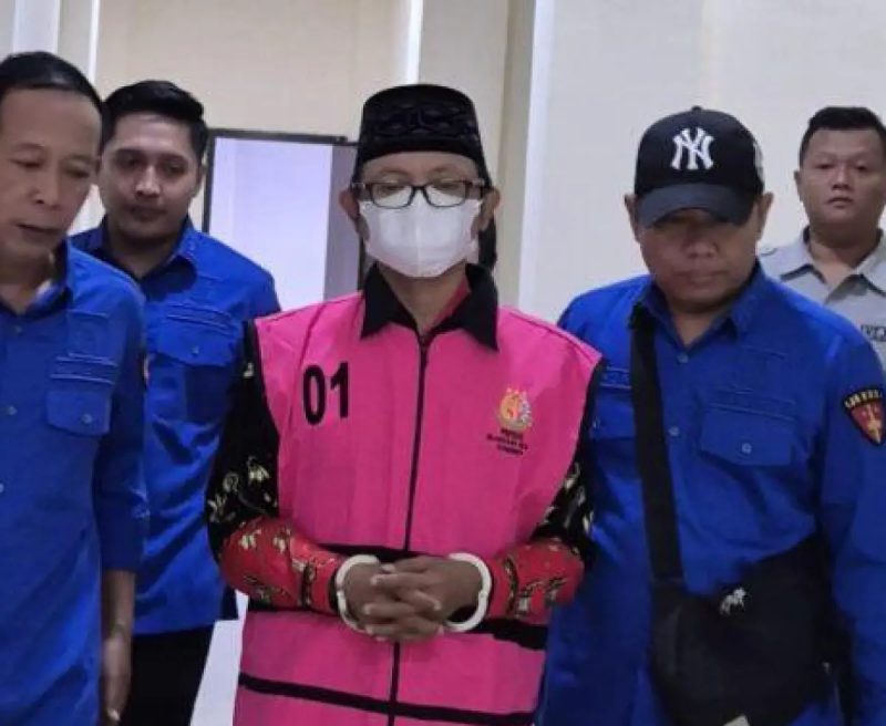 Kades Imrah saat digelandang petugas Kejari Sumenep (dokumen)