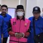 Kades Imrah saat digelandang petugas Kejari Sumenep (dokumen)