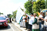 Wabup Sumenep KH Imam Hasyim saat melepas rombongan Jamaah Ittisolana ke Situbondo 