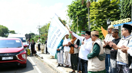 Wabup Sumenep KH Imam Hasyim saat melepas rombongan Jamaah Ittisolana ke Situbondo 