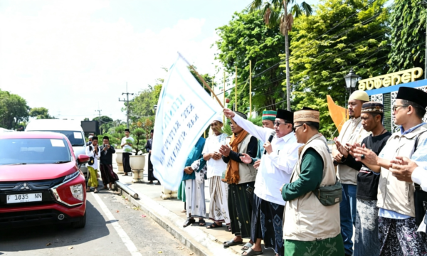 Wabup Sumenep KH Imam Hasyim saat melepas rombongan Jamaah Ittisolana ke Situbondo 
