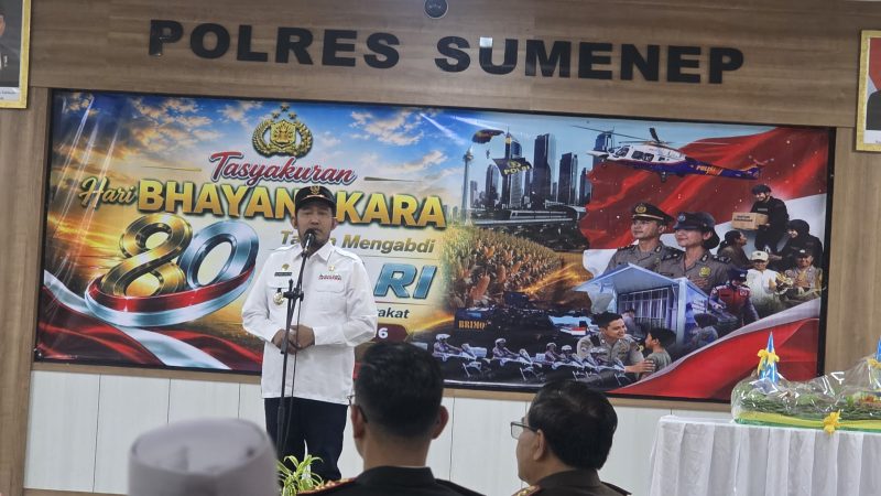 Bupati Sumenep Dr. H. Achmad Fauzi Wongsojudo saat memberikan sambutan dalam acara Tasyakuran Hari Bhayangkara ke-80 di Polres Sumenep 