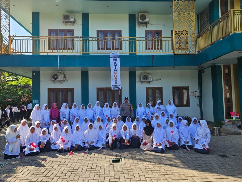 Santriwati IBS PKMKK saat melakukan ta'aruf