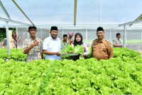 Bupati Sumenep Achmad Fauzi Wongsojudo bersama pemilik IRA Farm didampingi Kepala DKPP Sumenep Chainur Rasyid
