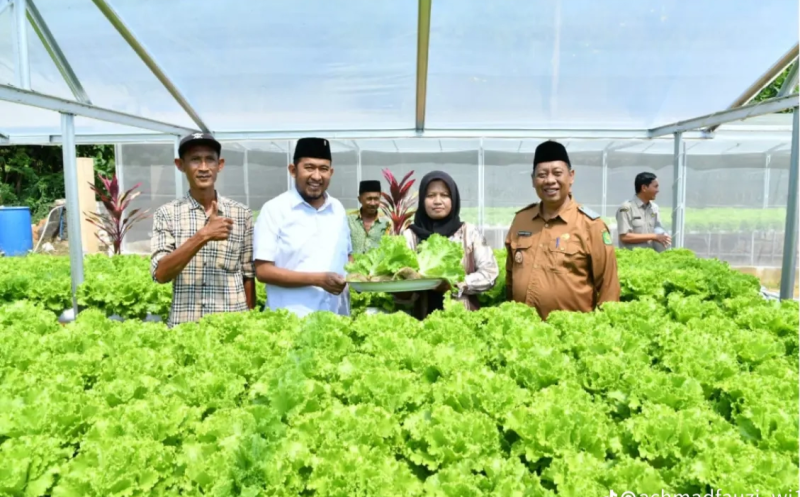 Bupati Sumenep Achmad Fauzi Wongsojudo bersama pemilik IRA Farm didampingi Kepala DKPP Sumenep Chainur Rasyid