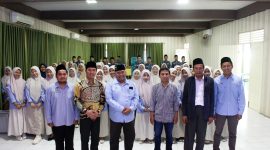 Rektor Universitas Annuqayah, Dr. KH. Moh. Hosnan bersama narasumber dan Kaprodi 