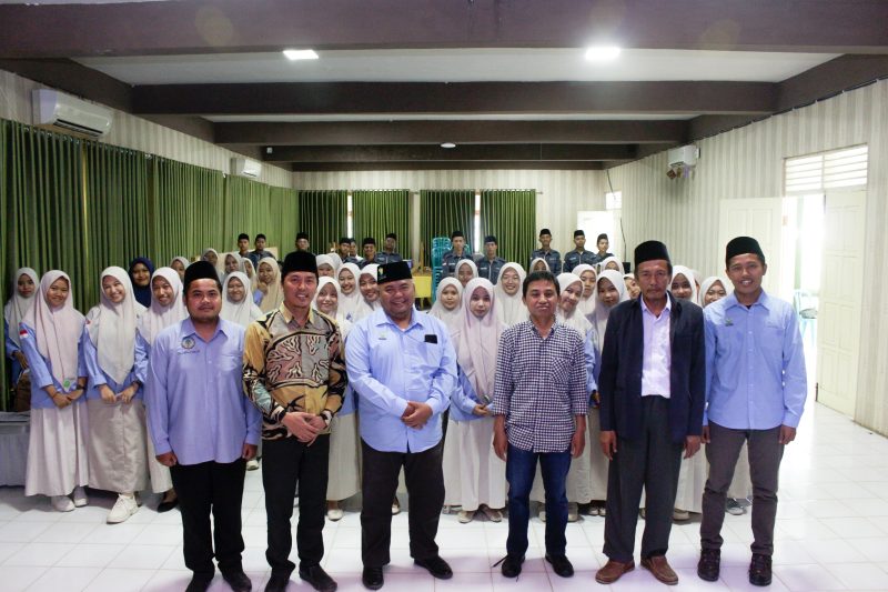Rektor Universitas Annuqayah, Dr. KH. Moh. Hosnan bersama narasumber dan Kaprodi 