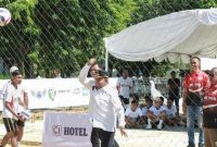 Bupati Sumenep Dr. H. Achmad Fauzi Wongsojudo sesaat usai membuka Kejurprov Voli Pantai U-17