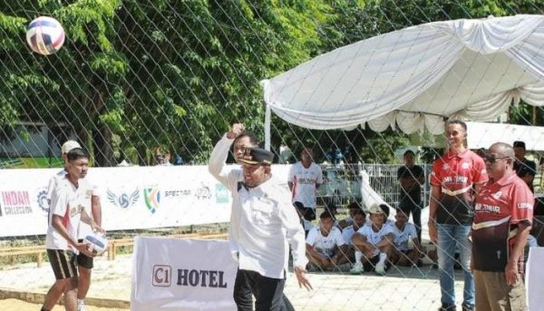 Bupati Sumenep Dr. H. Achmad Fauzi Wongsojudo sesaat usai membuka Kejurprov Voli Pantai U-17