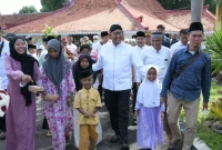 Bupati Achmad Fauzi Wongsojudo bersama anak yatim di Pendopo Agung Keraton Sumenep (foto dok)