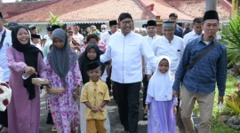 Bupati Achmad Fauzi Wongsojudo bersama anak yatim di Pendopo Agung Keraton Sumenep (foto dok)