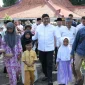 Bupati Achmad Fauzi Wongsojudo bersama anak yatim di Pendopo Agung Keraton Sumenep (foto dok)