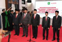 Lima pejabat saat mengucapkan sumpah janji di hadapan Bupati Sumenep 