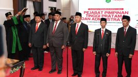 Lima pejabat saat mengucapkan sumpah janji di hadapan Bupati Sumenep 