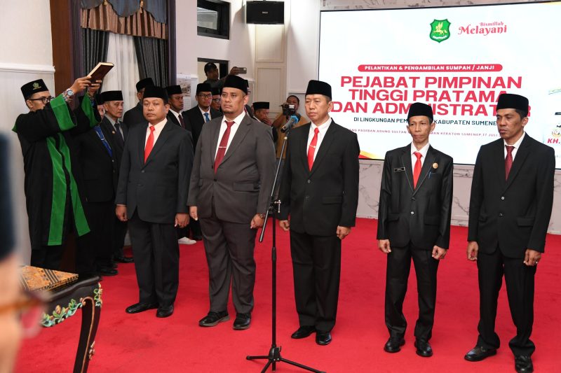 Lima pejabat saat mengucapkan sumpah janji di hadapan Bupati Sumenep 