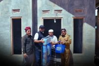 Dari kiri, Ketua Baznas Sumenep Ahmad Rahman, Bupati Achmad Fauzi Wongsojudo, penerima RTLH dan Wabup KH. Imam Hasyim 