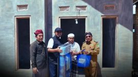 Dari kiri, Ketua Baznas Sumenep Ahmad Rahman, Bupati Achmad Fauzi Wongsojudo, penerima RTLH dan Wabup KH. Imam Hasyim 