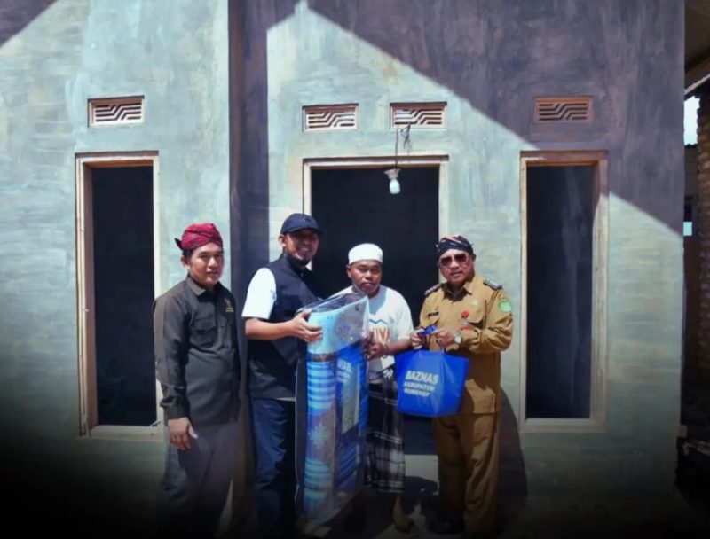 Dari kiri, Ketua Baznas Sumenep Ahmad Rahman, Bupati Achmad Fauzi Wongsojudo, penerima RTLH dan Wabup KH. Imam Hasyim 