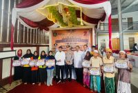 Bupati Achmad Fauzi Wongsojudo bersama Forkopimda saat menyerahkan BLT DBHCHT bagi buruh tembakau 