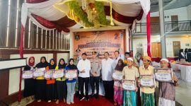 Bupati Achmad Fauzi Wongsojudo bersama Forkopimda saat menyerahkan BLT DBHCHT bagi buruh tembakau 