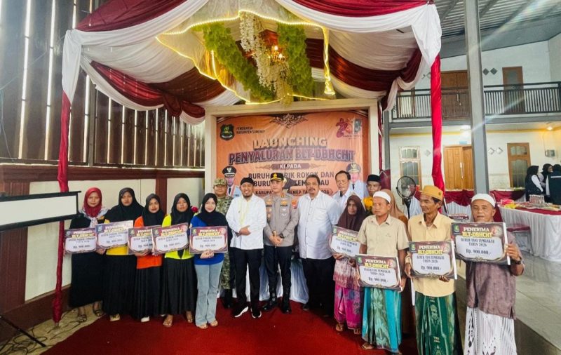 Bupati Achmad Fauzi Wongsojudo bersama Forkopimda saat menyerahkan BLT DBHCHT bagi buruh tembakau 