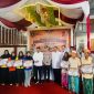 Bupati Achmad Fauzi Wongsojudo bersama Forkopimda saat menyerahkan BLT DBHCHT bagi buruh tembakau 