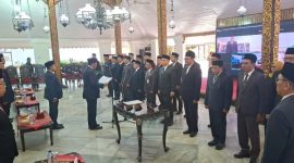 Bupati Sumenep Dr. H. Achmad Fauzi Wongsojudo saat mengambil sumpah janji Pejabat Administrator 