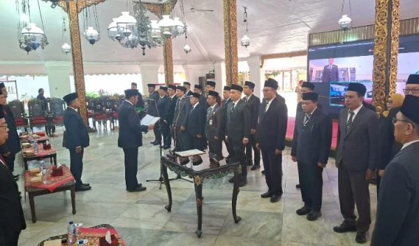Bupati Sumenep Dr. H. Achmad Fauzi Wongsojudo saat mengambil sumpah janji Pejabat Administrator 