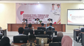 Kepala DPMPTSP Sumenep, Heru Susanto (tengah) didampingi Sekretaris. Kukuh Agus Susyanto (kiri) dan Kabid Permodalan, H. Herman Hariyanto (kanan)