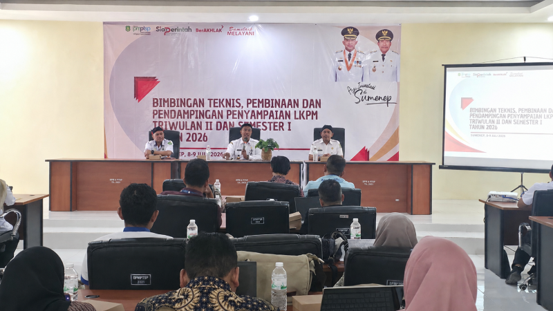 Kepala DPMPTSP Sumenep, Heru Susanto (tengah) didampingi Sekretaris. Kukuh Agus Susyanto (kiri) dan Kabid Permodalan, H. Herman Hariyanto (kanan)