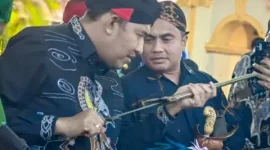 Bupati Sumenep Dr. H. Achmad Fauzi Wongsojudo saat di pameran Keris (dokumen)