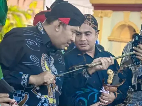 Bupati Sumenep Dr. H. Achmad Fauzi Wongsojudo saat di pameran Keris (dokumen)