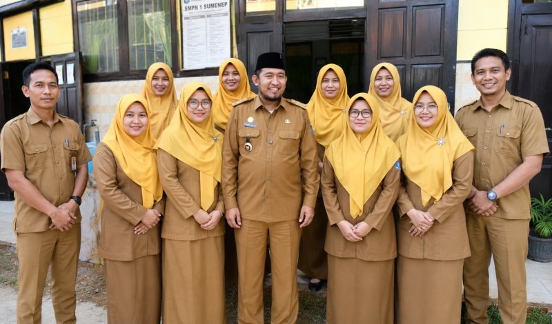 Bupati Achmad Fauzi Wongsojudo bersama para Guru SMPN 1 Sumenep saat sidak MPLS