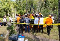Proses evakuasi jenazah dari dalam sumur