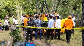 Proses evakuasi jenazah dari dalam sumur