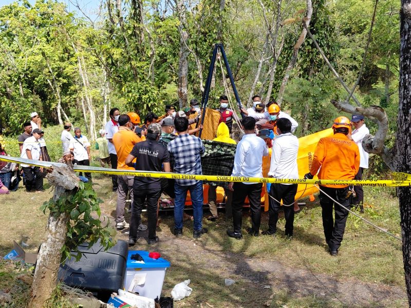Proses evakuasi jenazah dari dalam sumur