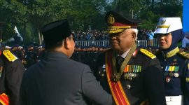Presiden Prabowo sematkan penghargaan kepada Taufiequrrachman Ruki 